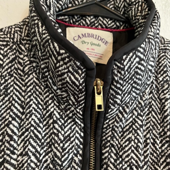 3/$20 Cambridge Dry Goods Black/White Puffer Vest Small - Picture 6 of 10